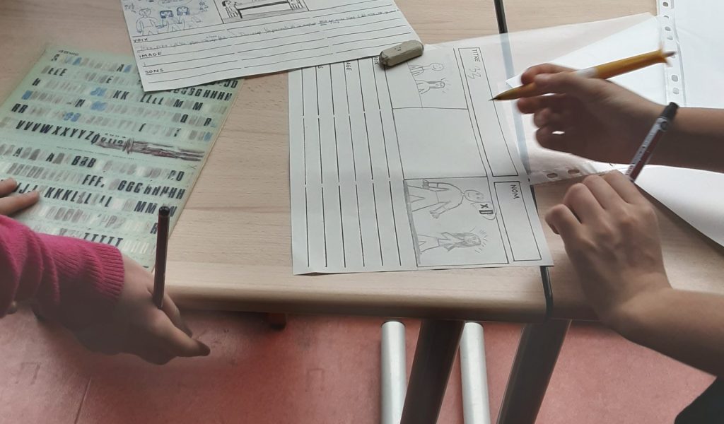 Photo d'élèves dessinant